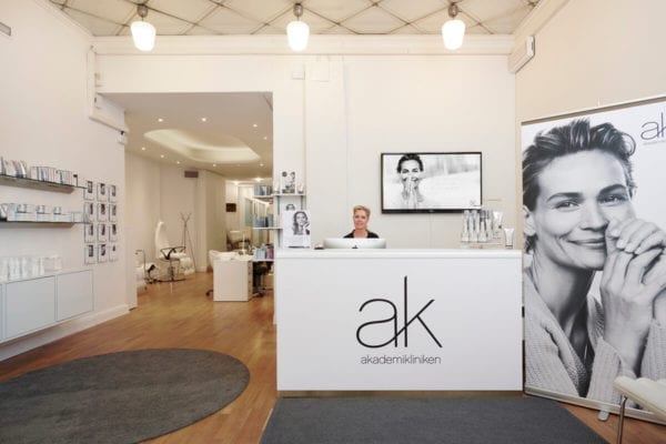 Receptionisten välkomnar till Akademikliniken Skin Center Mariatorget